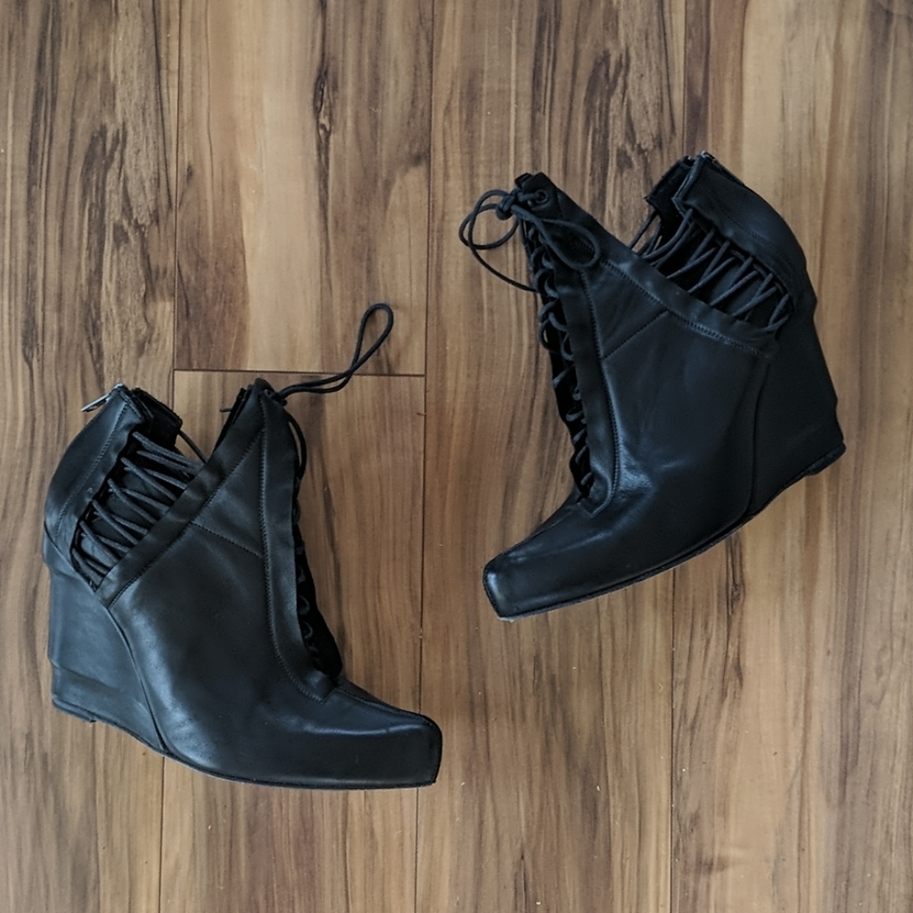 LD Tuttle The Fall Wedge Boots